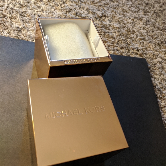 Michael Kors Watch & Bracelet Set - Picture 4 of 16